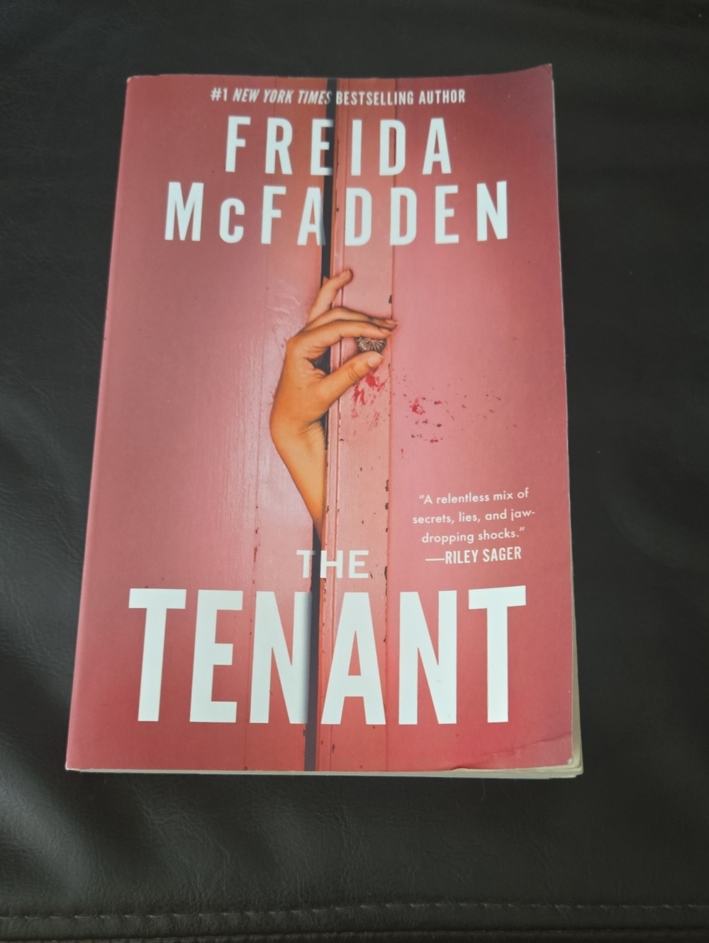 Freida McFadden - The Tenant (Pink Cover)